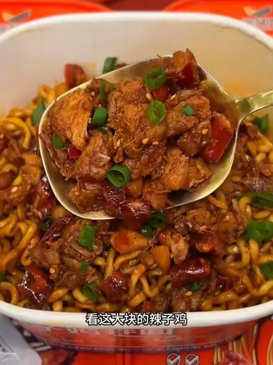 辣子鸡拌面，真的是一口惊艳！真实的辣子鸡丁，裹满酱汁的面条太满足了，还配了紫菜肉丸汤，真是