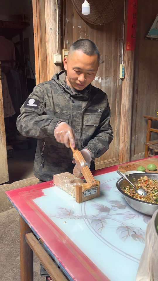 没有读过大学,但是两年君旅,懂得担当,没有太多能力,但很务实,用一双勤劳的双手和善良的心,