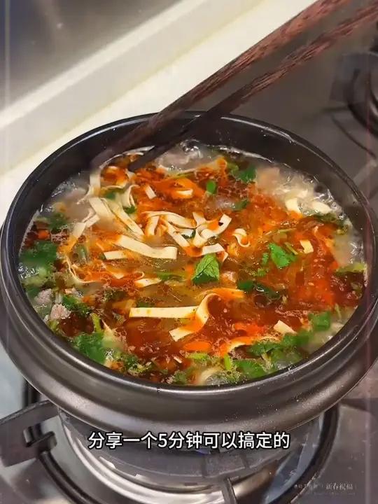 5分钟就能搞定的好吃到飞起的牛肉粉丝汤!自己做的真的是太太太好吃了!牛肉粉丝汤 美食vlo