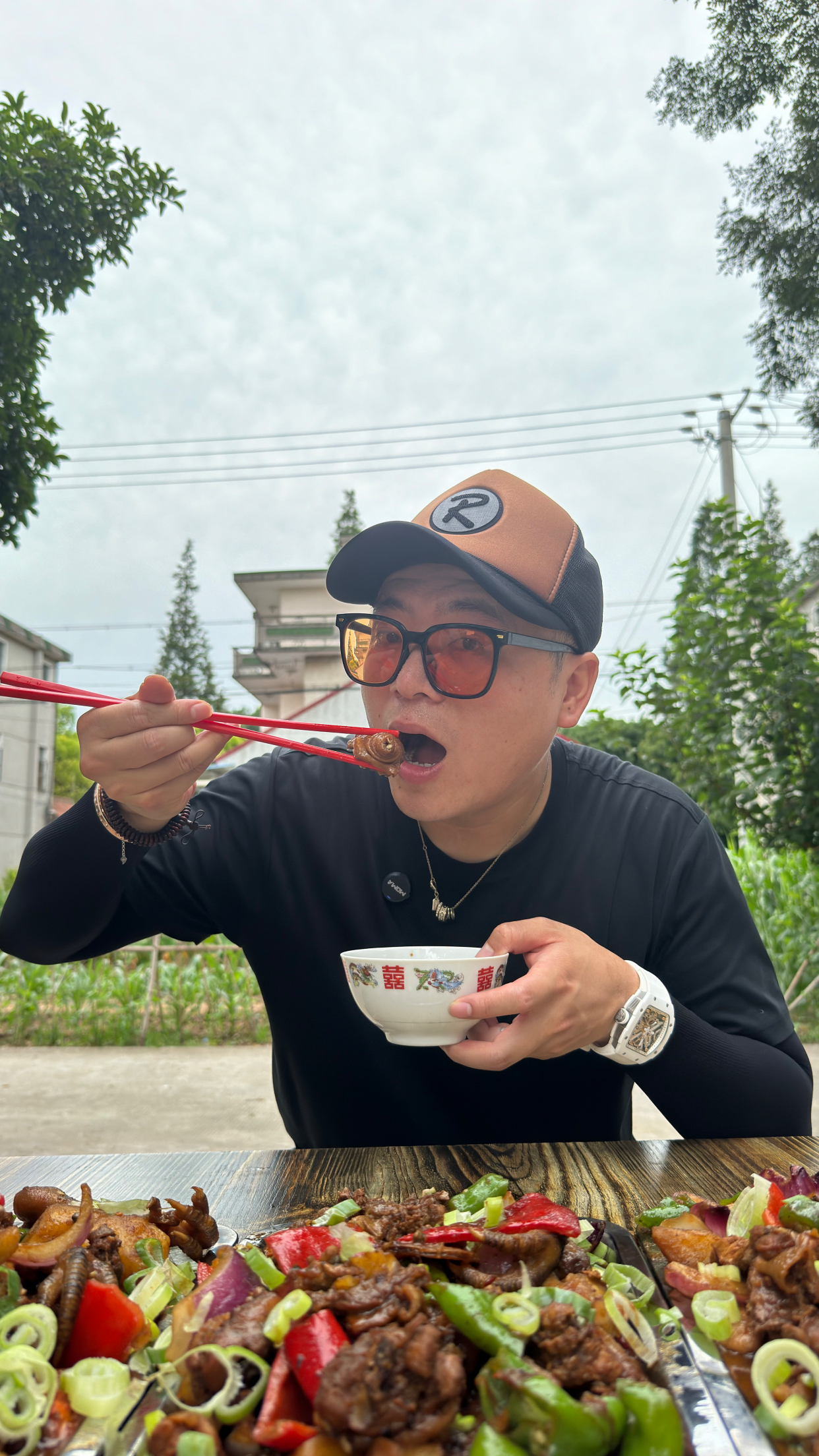 都说红烧土豆鸡块好吃,抓了两只老母鸡用土灶炖着吃,味道真的好