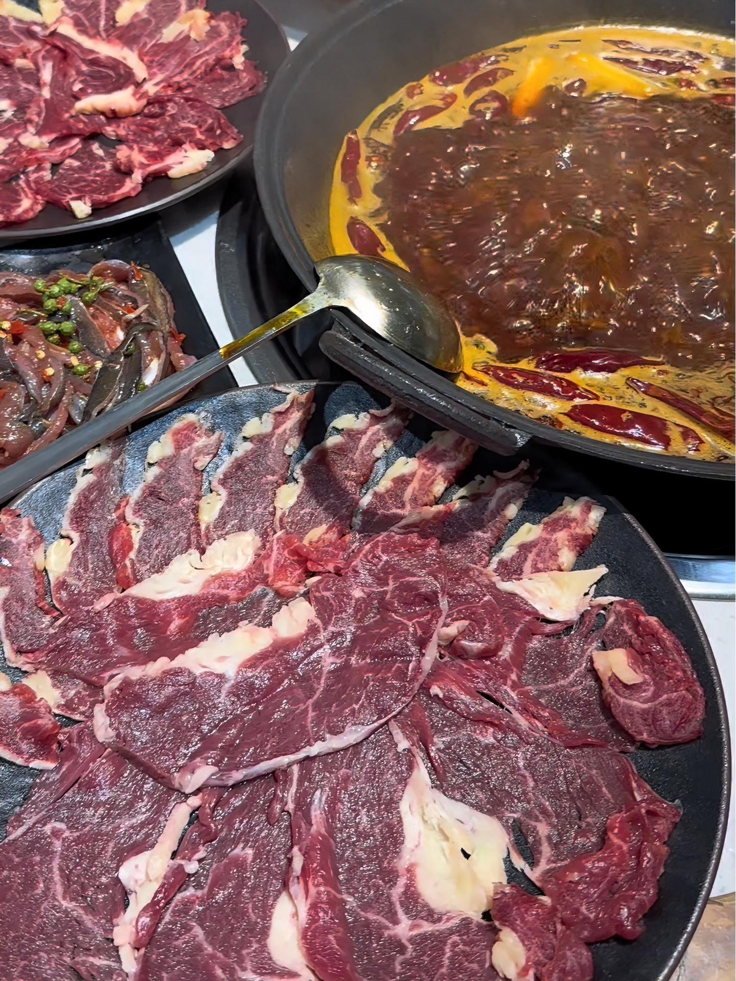 今天跟着大陈去吃火锅,菜品新鲜味道巴适,牛肉吃过瘾了