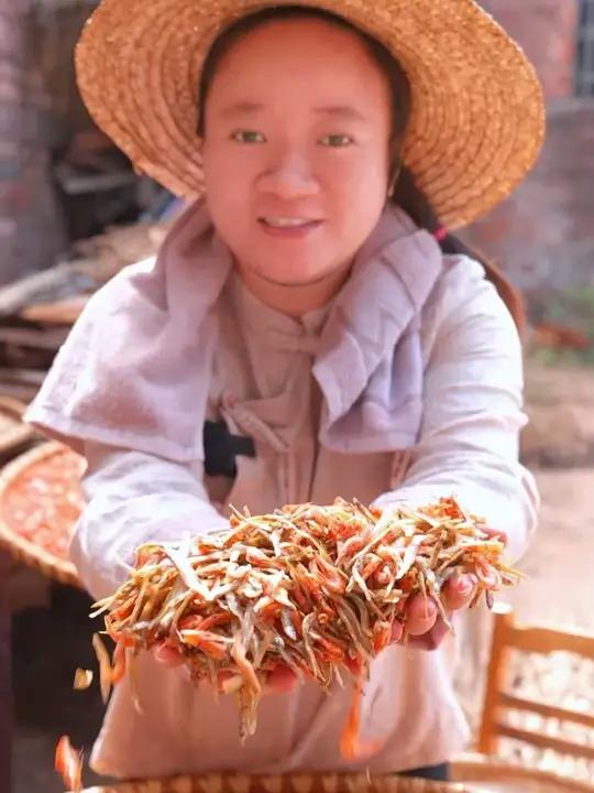 渔民自家做的小鱼小虾,都是新鲜淡水小河鱼小河虾柴火烘焙而成,干度好,分量足。酥酥香香的口感