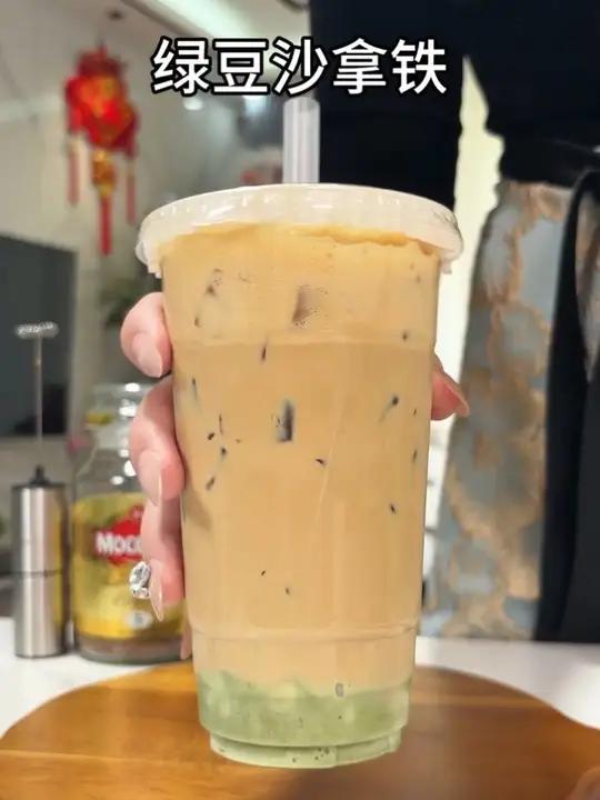 天气越来越热了～谁能拒绝这杯绿豆沙拿铁呢！简单好做又好喝！和400次咖啡相融更醇香浓郁#自