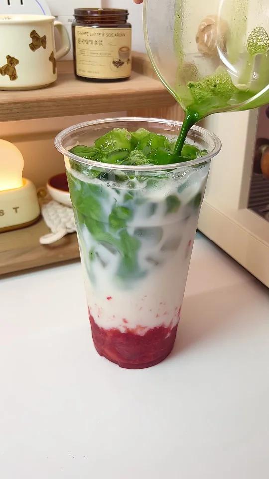 谁能拒绝一大杯敲好喝的草莓森林啊！