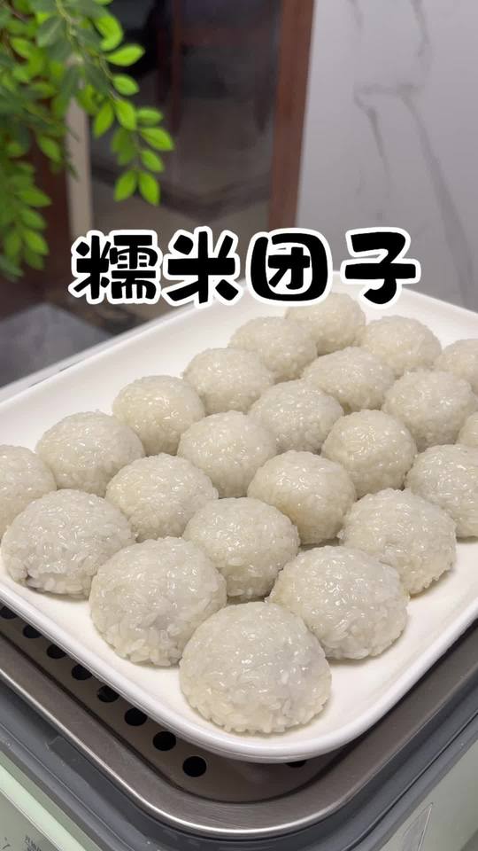 糯米团子不开裂不塌陷，圆鼓鼓晶莹剔透还流糖越嚼越香