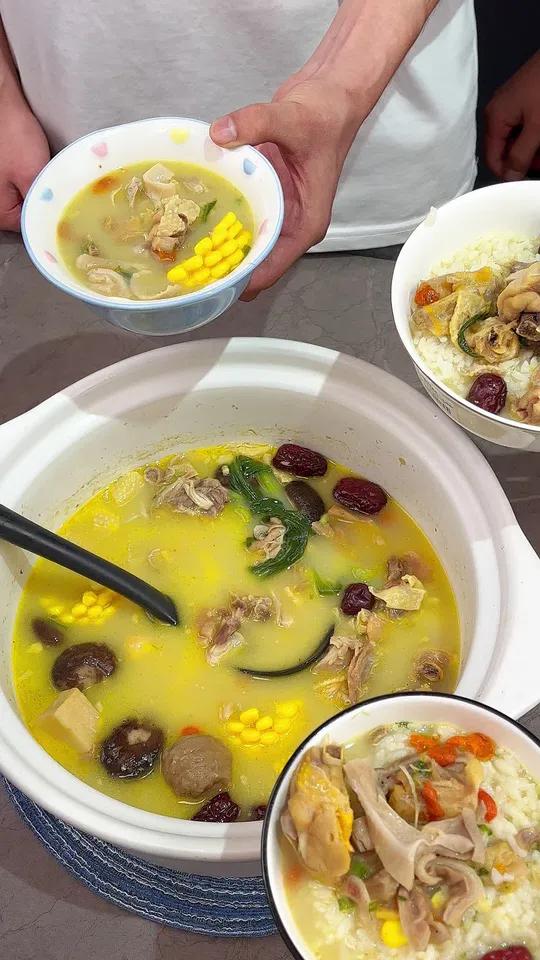秋冬进补,怎能少的了这个醇香浓郁的 猪肚鸡 呢?海底捞 为你煲汤 滋养补品 煲汤