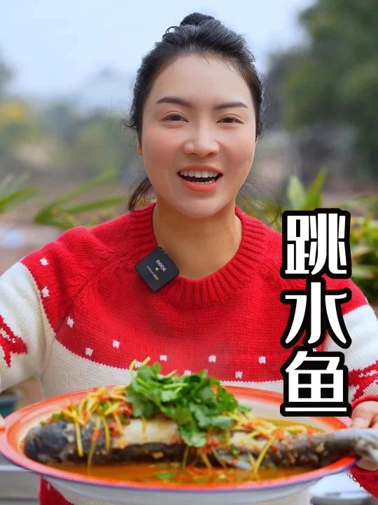 四川团圆饭的餐桌上少不了跳水鱼