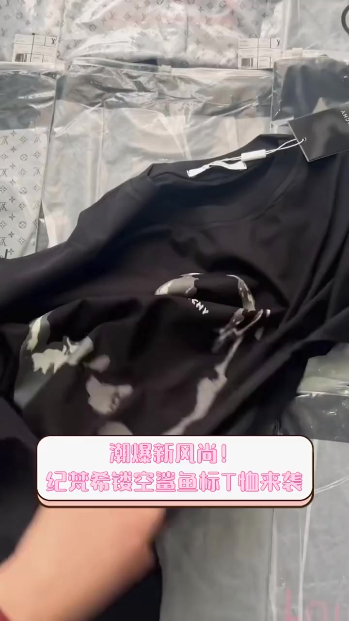 潮爆新风尚!纪梵希镂空鲨鱼标T恤来袭