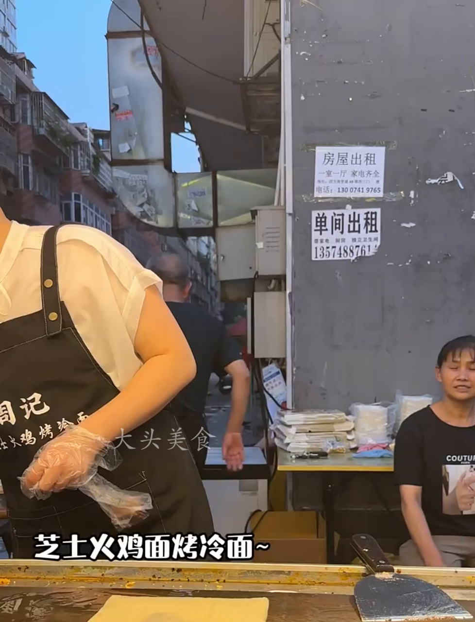 晚上逛夜市,尝到芝士火鸡面和烤冷面,双倍火鸡面太满足了!