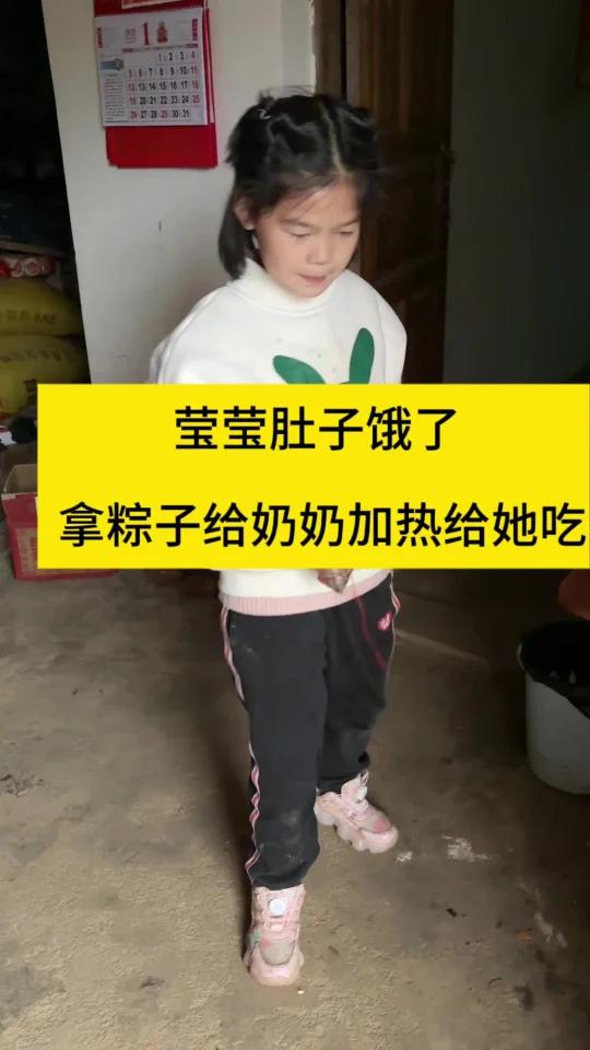朋友们,祝大家元旦快乐哦!莹莹肚子饿了就去翻冰箱,找到了芝麻饼拆了就要吃,我发现后就拿去蒸