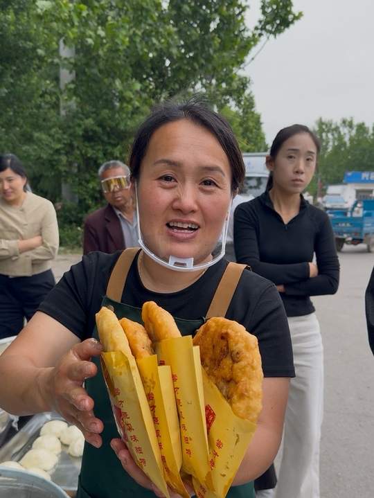 爸妈帮忙做炸肉盒，忙碌又温暖