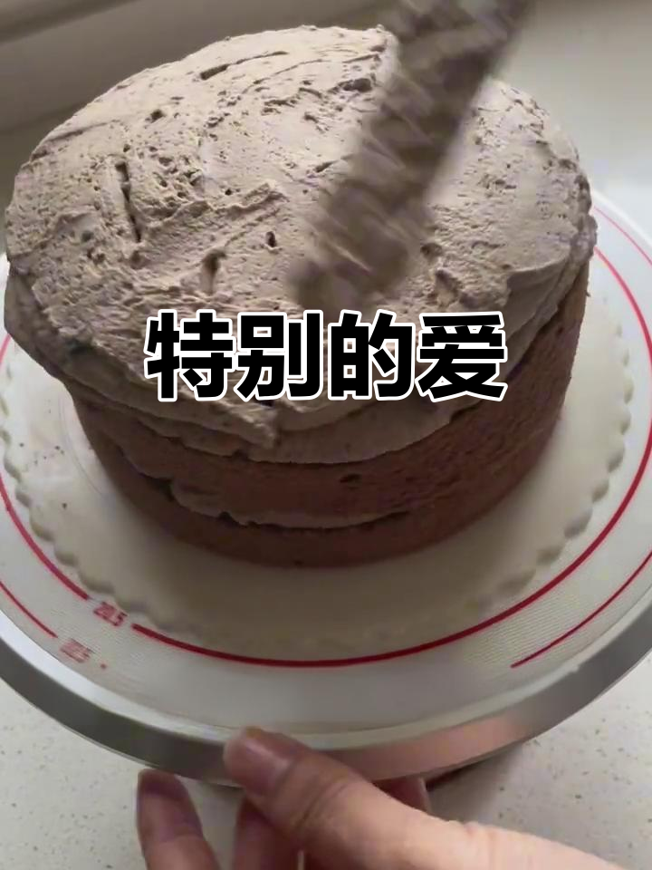 尽管阳历生日来临，女儿的巧克力蛋糕依旧是最特别的礼物