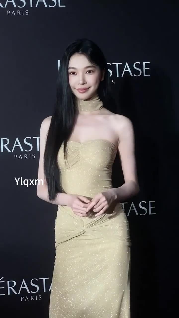 金色抹胸鱼尾裙造型 这身材气质如何?