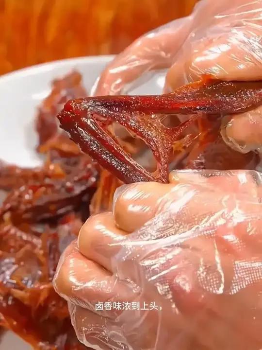 嘴巴老馋的一定要试试这个手撕肉干,麻辣干香的嚼起来很带劲