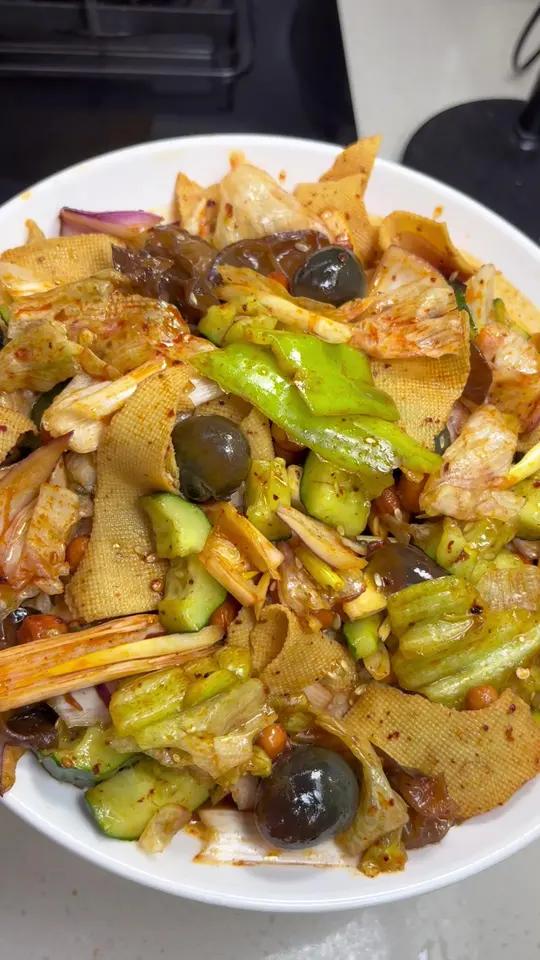 酸甜可口的手撕大拌菜!绝对的烧烤店必点菜!配上点小九九 完美的周末又来啦!