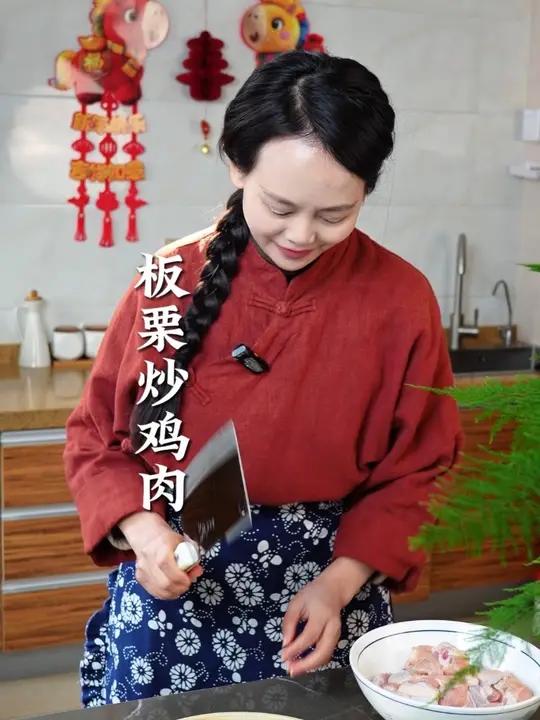 一盘板栗炒鸡肉,是厨房里飘出的家的温暖,是餐桌上最熟悉的人间至味