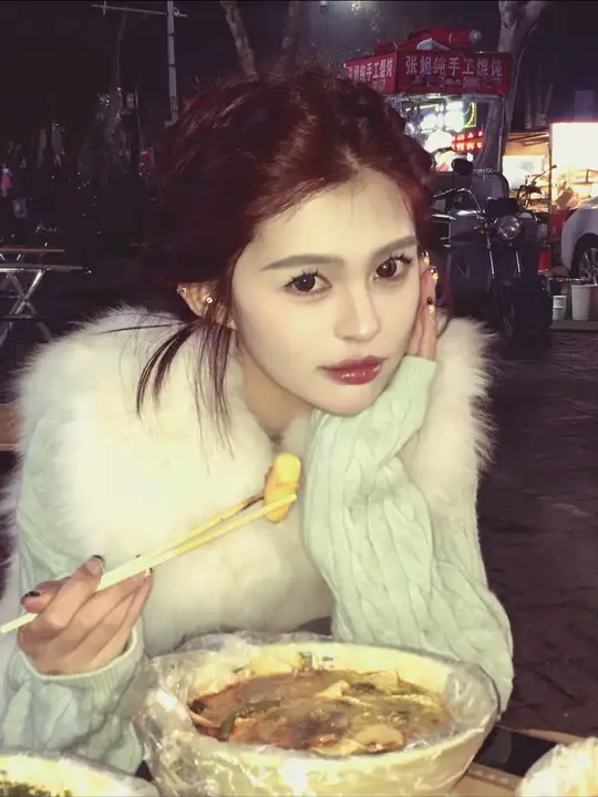 “当初陪你们吃路边摊的人还在嘛？”出镜