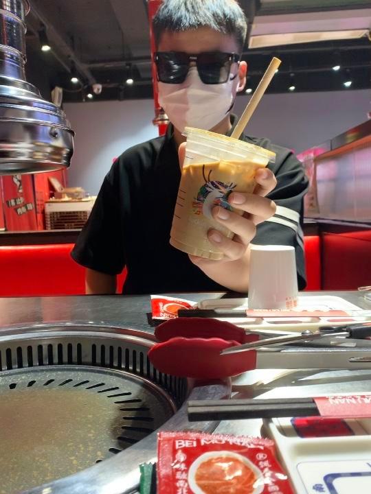 可以看看你相册里最满意的一张照片吗 男高 直男 一起吃烤肉