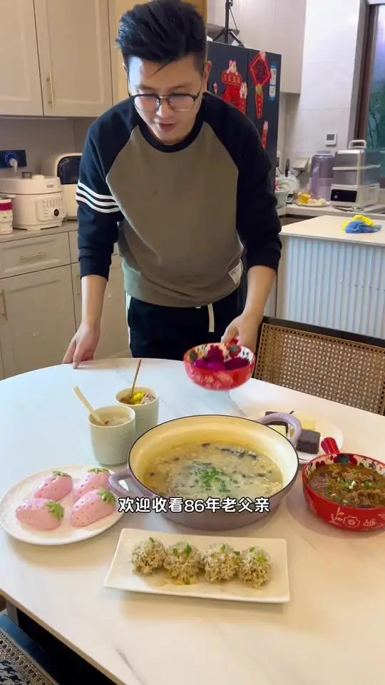 早起给家人做早餐,今天用 凯度D6彩屏电蒸锅蒸菜一锅出,方便又快捷,有孩子喜欢吃的刺毛肉圆
