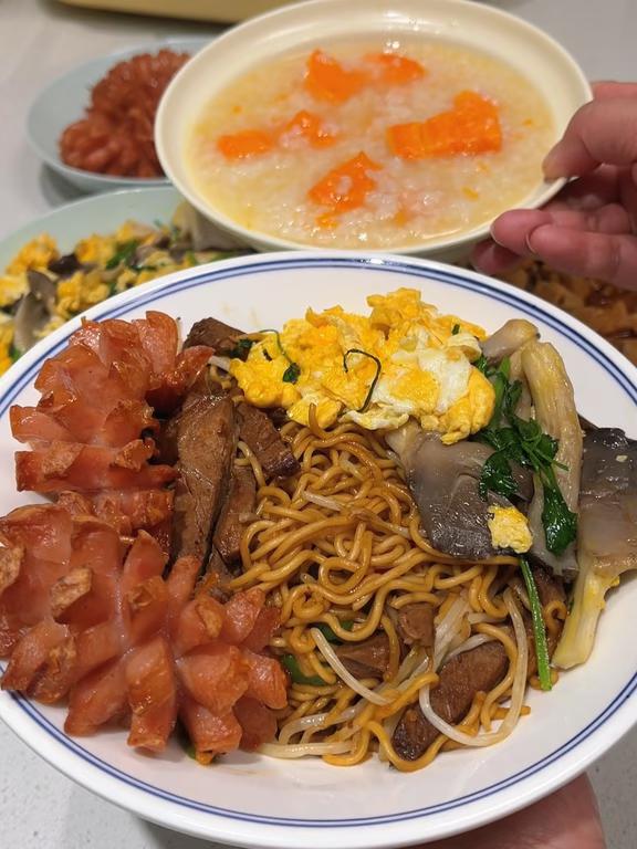 给初中生留的爱心晚餐:牛肉炒面、麻婆豆腐、平菇炒鸡蛋、红薯稀饭