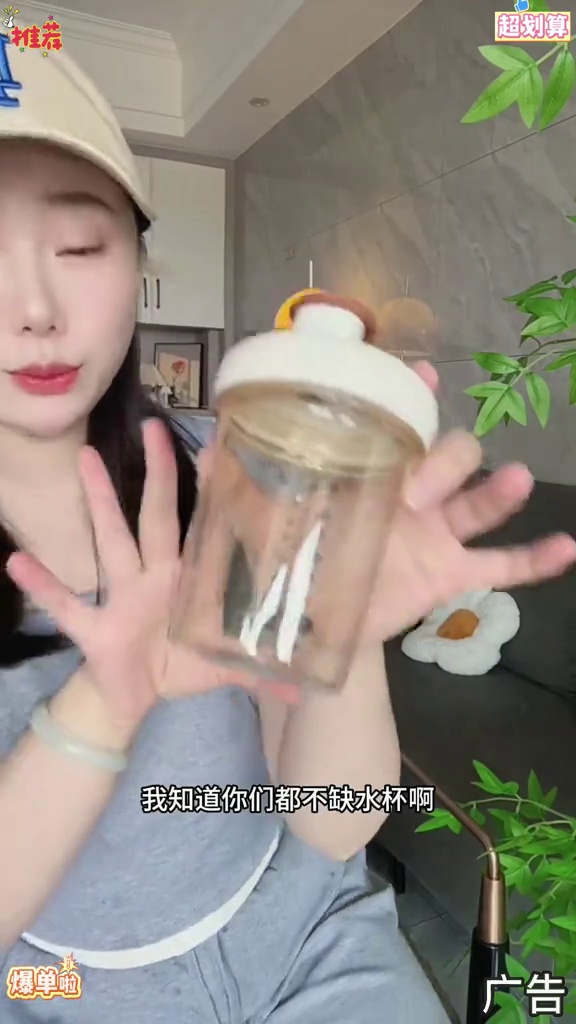 巴掌大小的PPSU随手杯,大约一个鸡蛋重量,出门装口袋里随时拿出来喝两口,要多方便有多方便