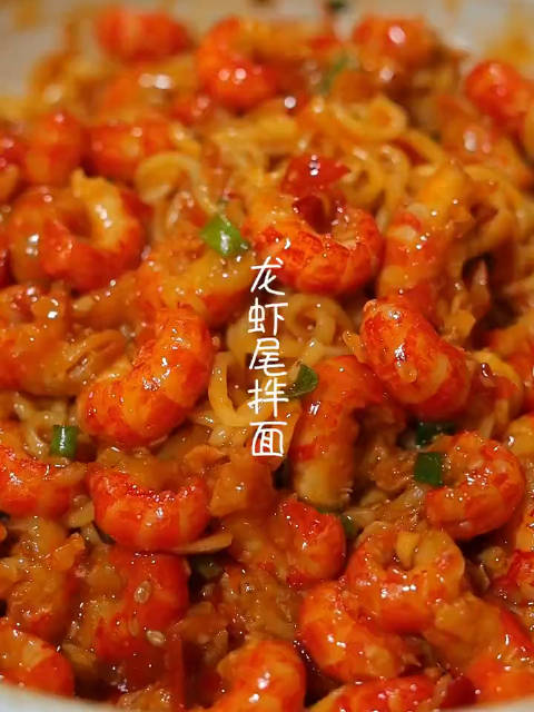 中午吃什么「小龙虾拌面」成本20元就可以做夏日限定美食蒜香小龙虾拌面,在家自制原来这么简单