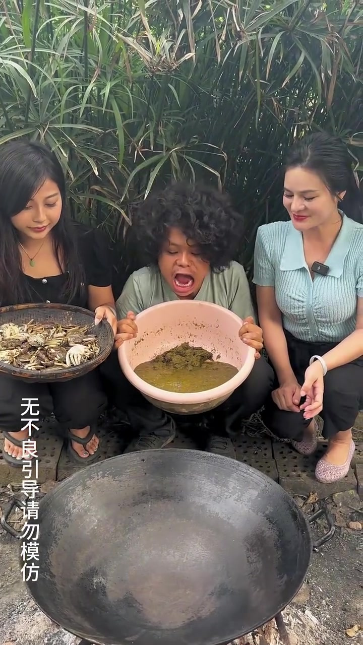 今天吃百草大闸蟹汤,看看怎么样