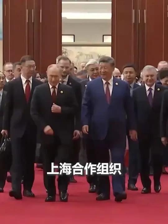 8月31日晚,国家主席习近平和夫人彭丽媛在天津梅江会展中心举行宴会,欢迎来华出席2025年