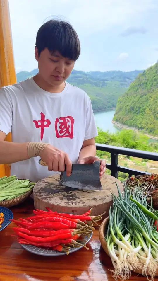 你可以没有来过湖南,但是湖南特产湘西腊肉,你一定要尝尝,肉质紧实腊香味十足,肥而不腻瘦而不