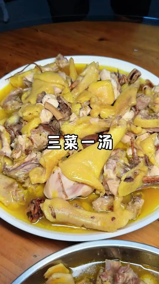 今天整个三菜一汤，五指毛桃蒸鸡、地胆头蒸鸭、蜜汁烤马排、牛大力炖猪尾巴汤，每一个菜都超级好