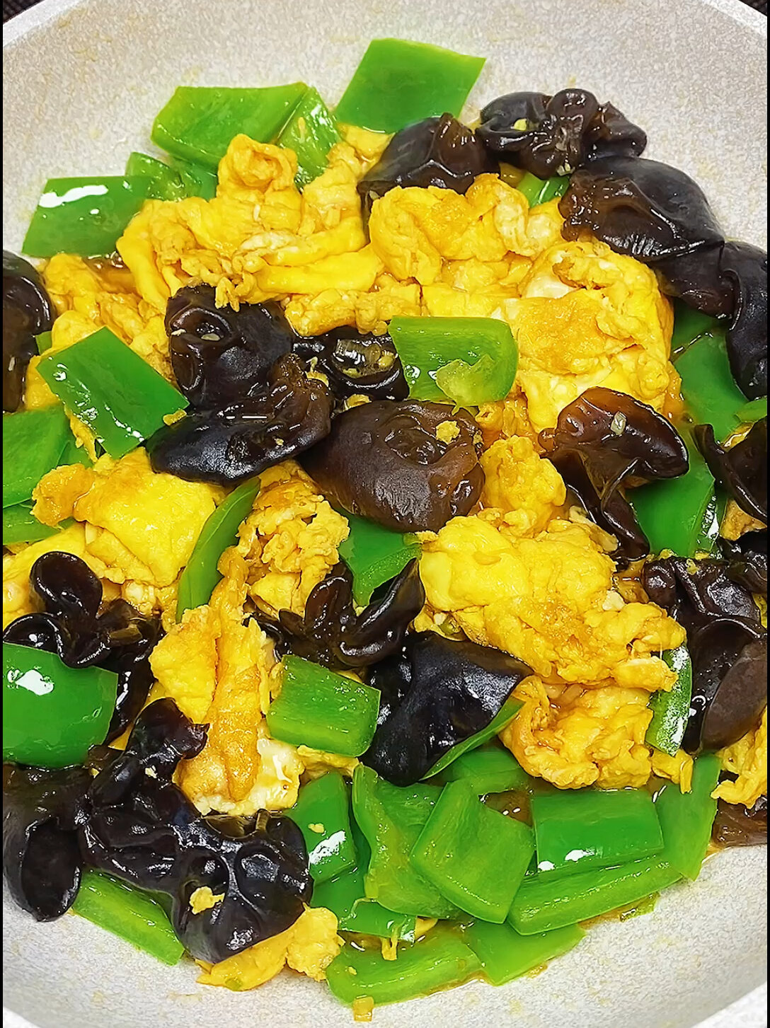 青椒木耳炒鸡蛋