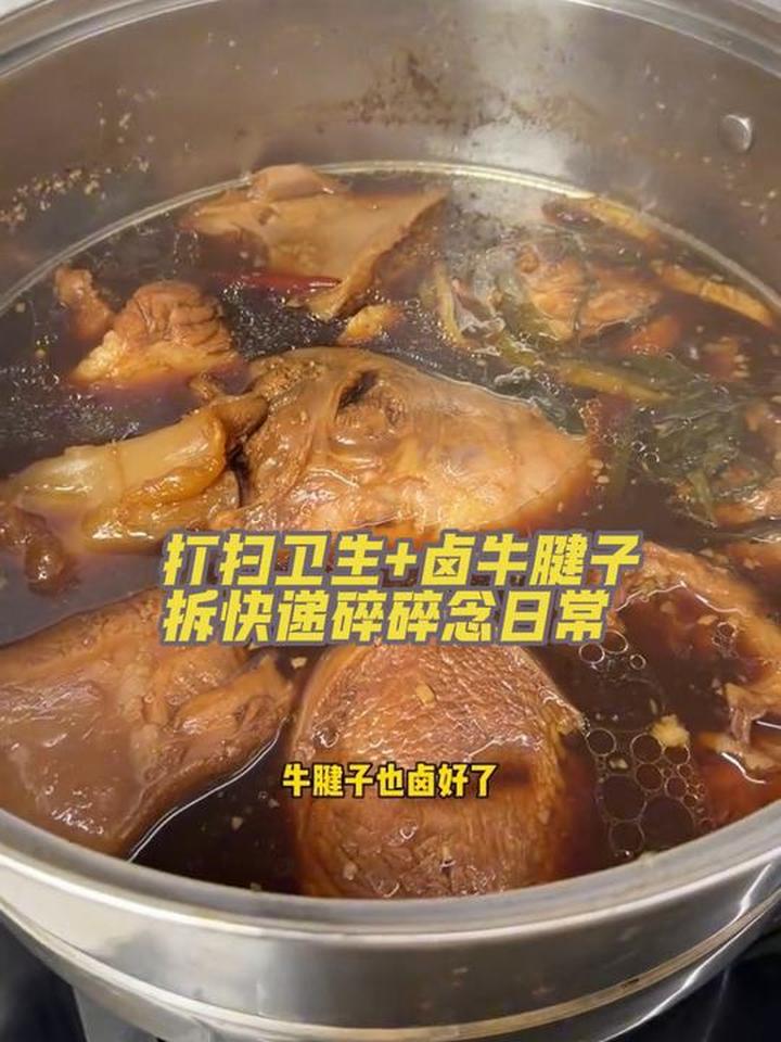 蛋糕爸爸感慨家中没女主人，回家开启打扫做饭模式