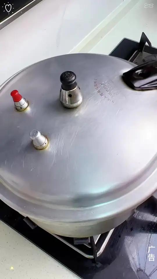 炖海带头排骨汤的时候加点绿豆,它可有大大的好处,这是一位老中医告诉我的,非常适合这个季节～