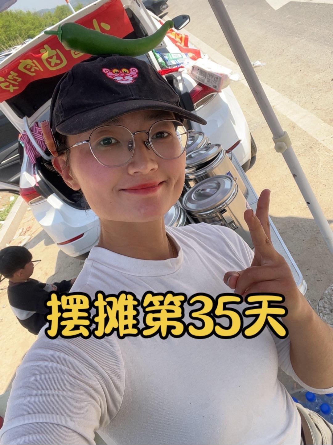不知不觉摆摊已经一个多月了,从开始站在风里没人理,到现在大家习惯性下班径直来到我们摊位,婆
