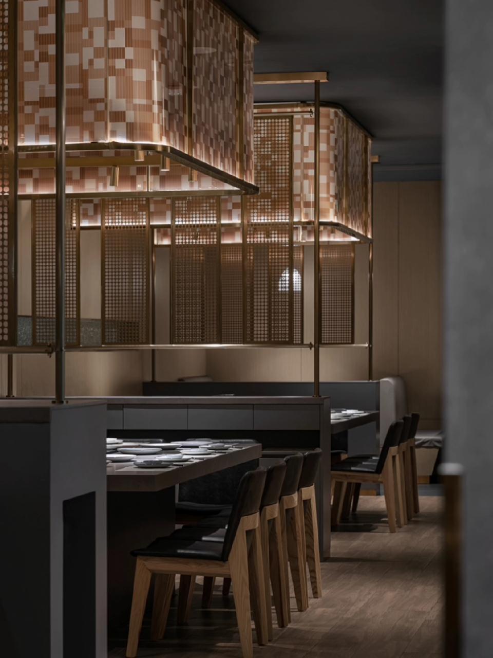 深圳餐饮设计,大渔铁板烧(保利文化广场店)。调用张与弛、隐与显,造就符合品牌调性的摩登生活