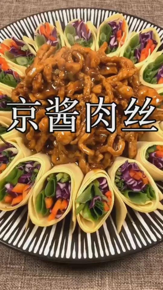 京酱肉丝是一道知名度很高的京菜,北京菜中的经典名菜之一,选用猪瘦肉为主料,辅以甜面酱、葱、