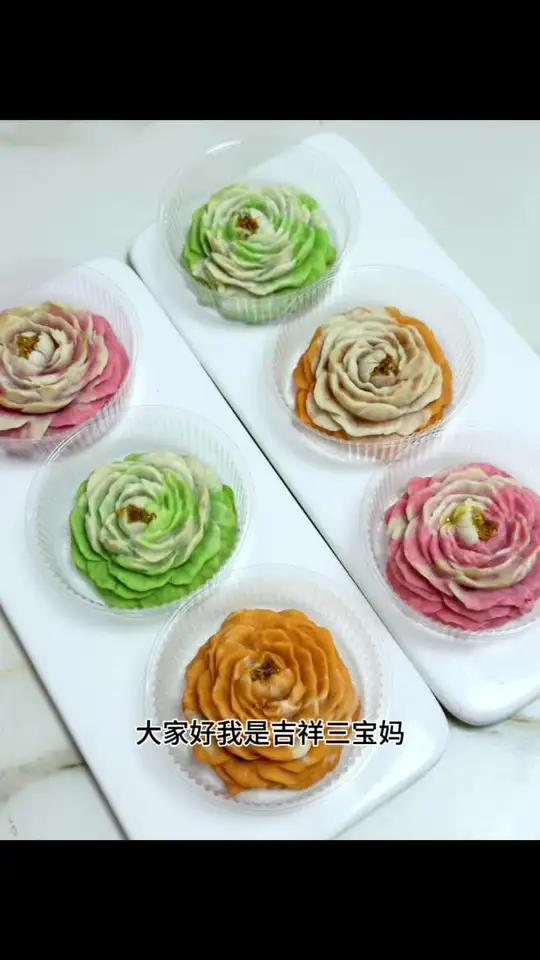 谁能拒绝这么美的牡丹花酥啊！层层酥皮像真的花瓣一样，纹理细腻又清晰，不同颜色搭配好治愈～咬