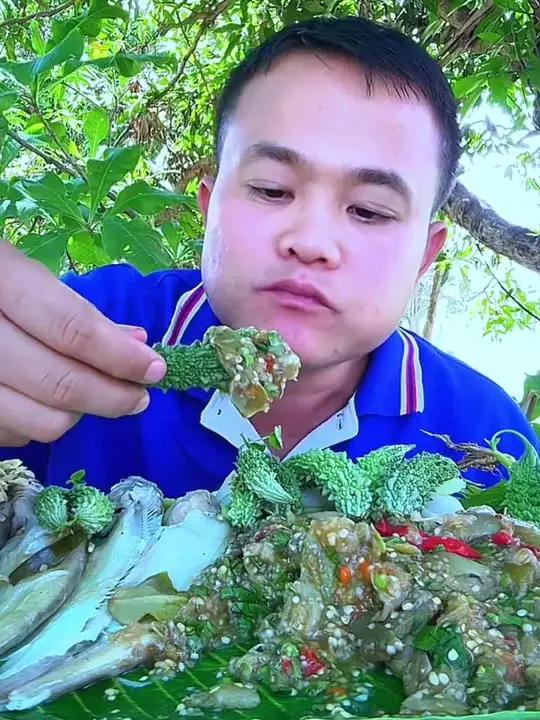脆嫩小苦瓜小海鱼茄子酱香米饭团 内容启发搜索今日热门吃货泰国大叔泰国美食泰国生活
