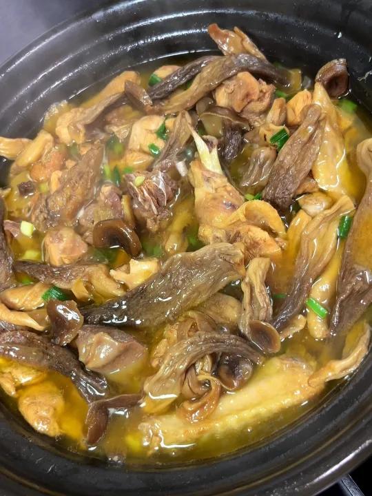 鹿茸菇炖鸡,哈哈看到土鸡我太兴奋了贼香的