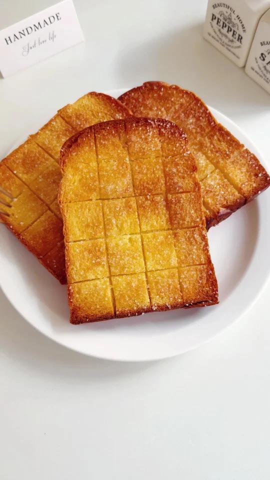 吐司新吃法，/黄油焦糖吐司/香甜酥脆嘎嘎香