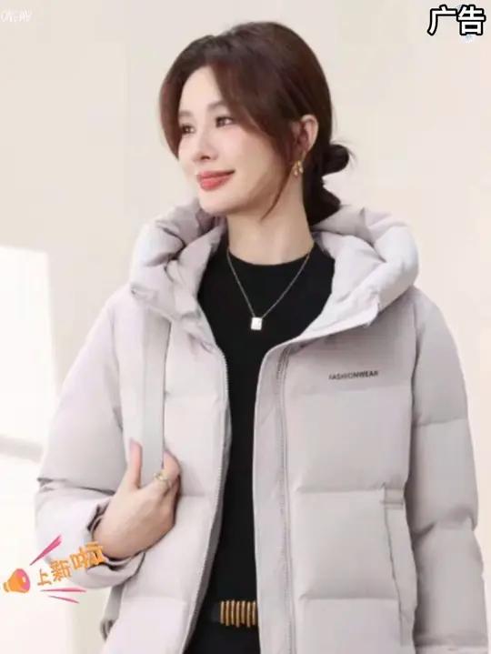 宝子们，雪中飞这款2025冬新款女士羽绒服太绝啦！专为小个子设计的短款，连帽款式超百搭，大