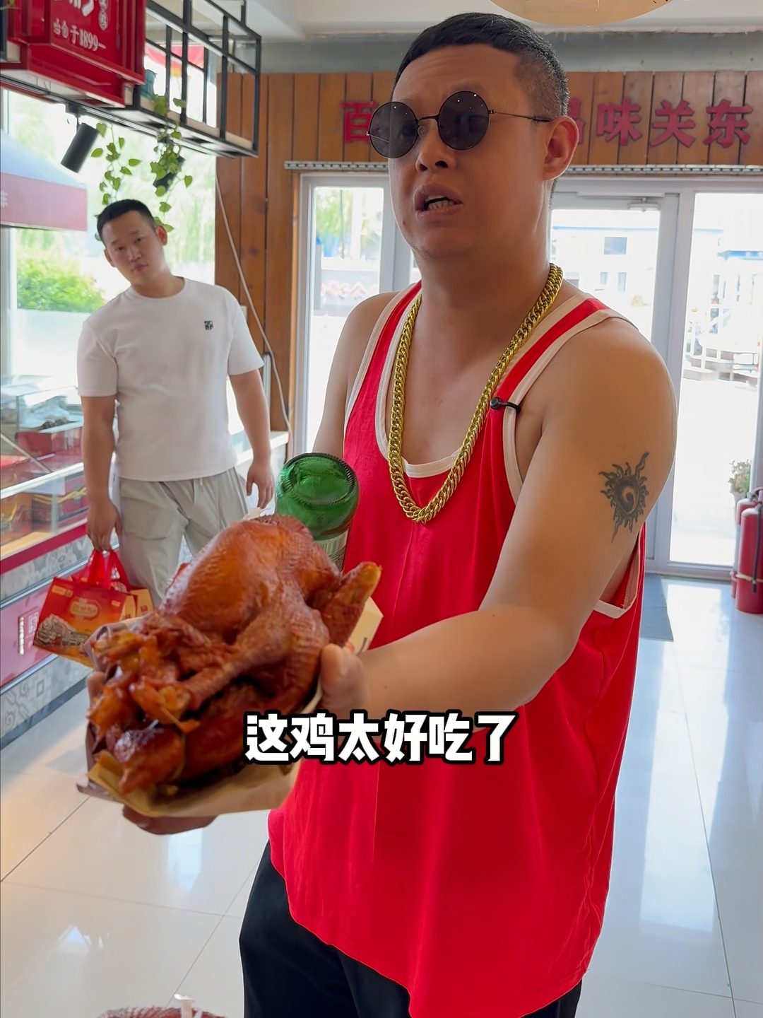 沟帮子尹家熏鸡携传统工艺与诱人卤香，美味就等您来尝鲜！