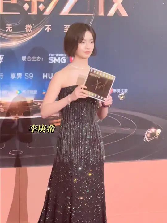 00后金鸡影后李庚希亮相红毯,这冷脸气质太绝了,帅到了