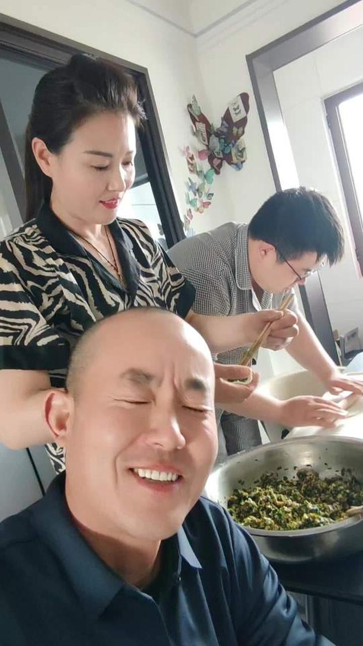 一家人热热闹闹包饺子的温馨场景