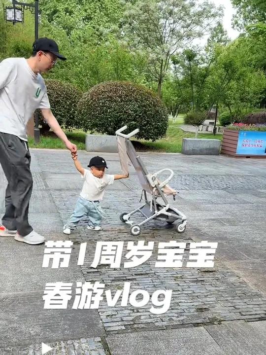 1岁儿保建议多户外,不然容易近视,下了半个月的雨,出来溜达一下,今日辅食鳕鱼马蹄卡通水饺,