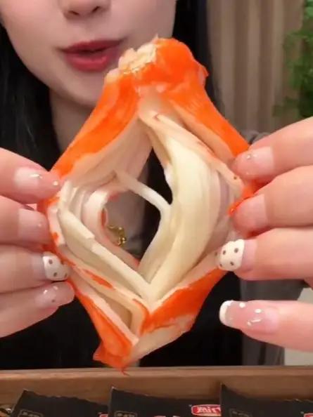 空口吃蟹肉的感觉真的是太爽了!鲜甜鲜甜的好好吃!