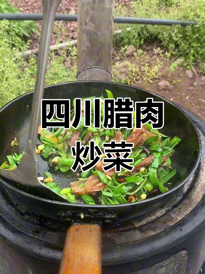 四川腊肉炒辣椒,土豆丝和香肠搭配,家常味十足