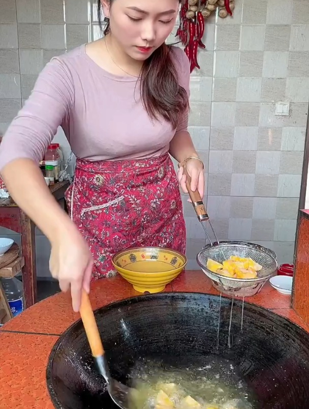 今天的晚饭 拔丝地瓜 糯米蒸鸡翅 还有清蒸桂鱼 都是一些家常菜