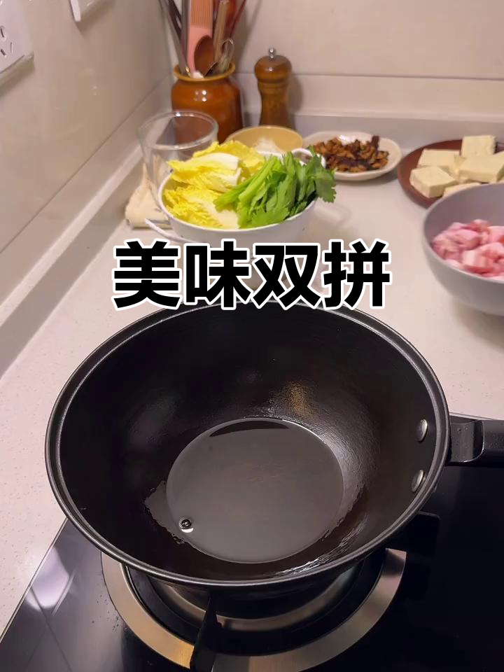 卤肉饭与鲜虾豆腐煲,完美搭配,每一口都是极致美味!
