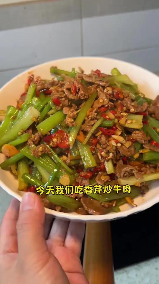 来看看湖南人的中餐都有哪些好吃的家常菜？今天我们吃香芹炒牛肉，酸辣土豆丝，有没有你们爱吃的